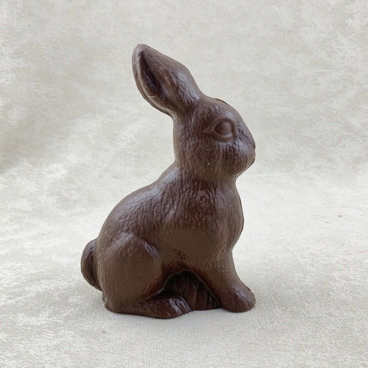 Lapin assis garni de friture de Pâques