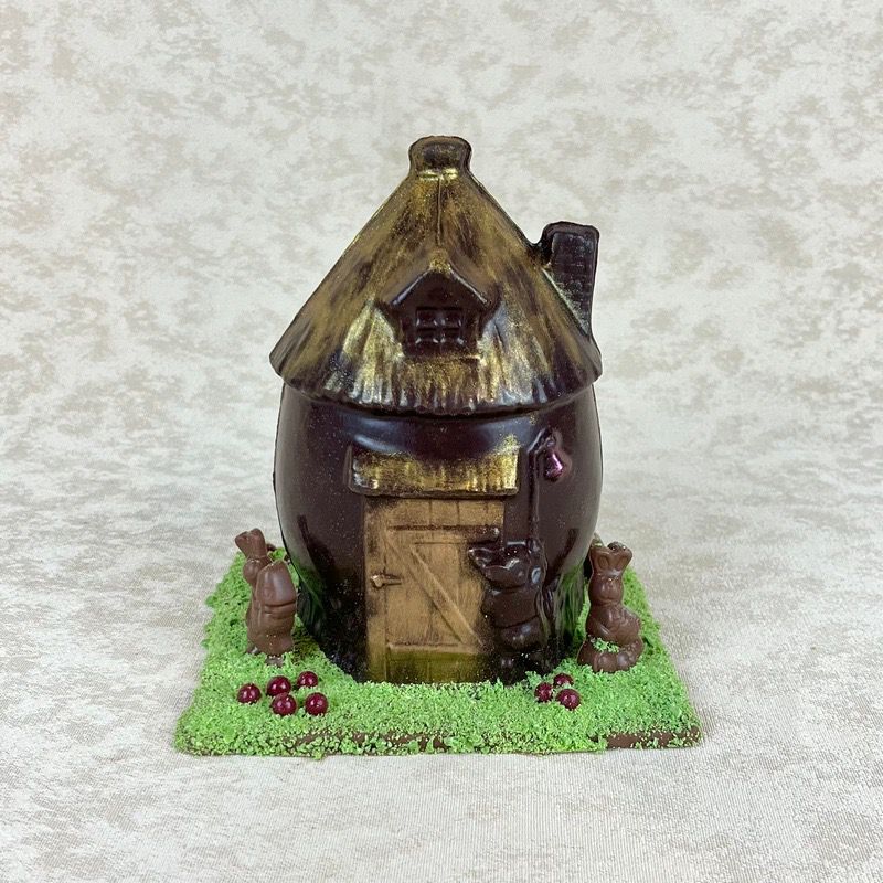 Maison des lapins garnie de friture de Pâques