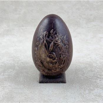 Petit œuf dessin lapin garni de friture de Pâques