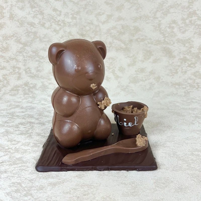 Ourson gourmand garni de friture de Pâques et de praliné